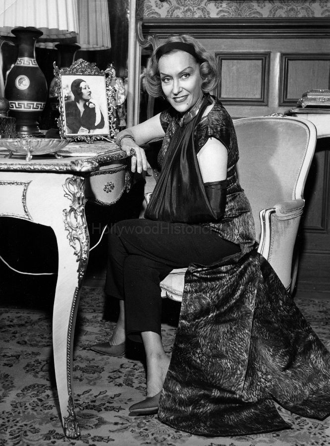 Gloria Swanson 1951 WM.jpg